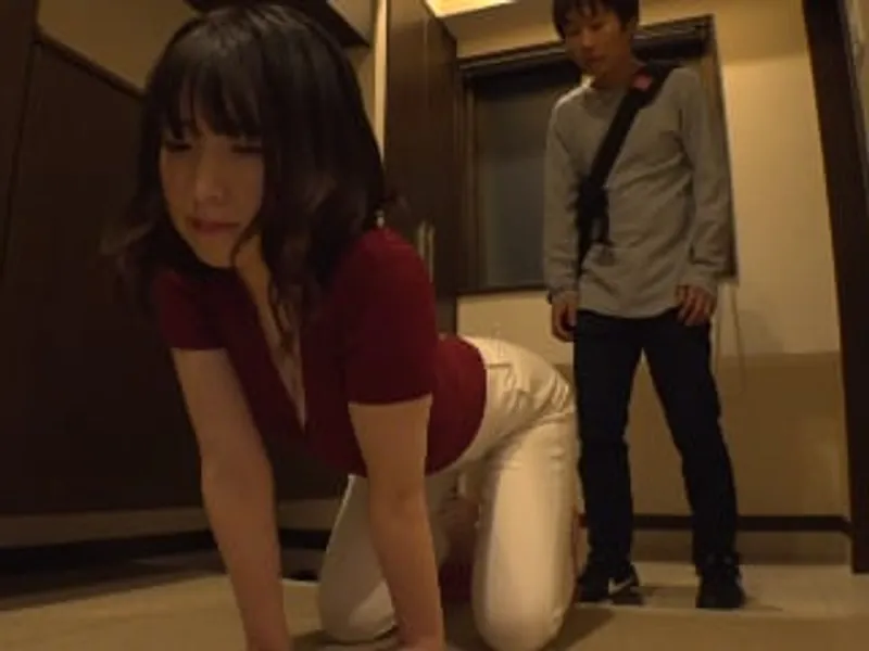 ông chồng lo làm việc, cô vợ ở nhà lén lút với cậu thanh niên phòng bên